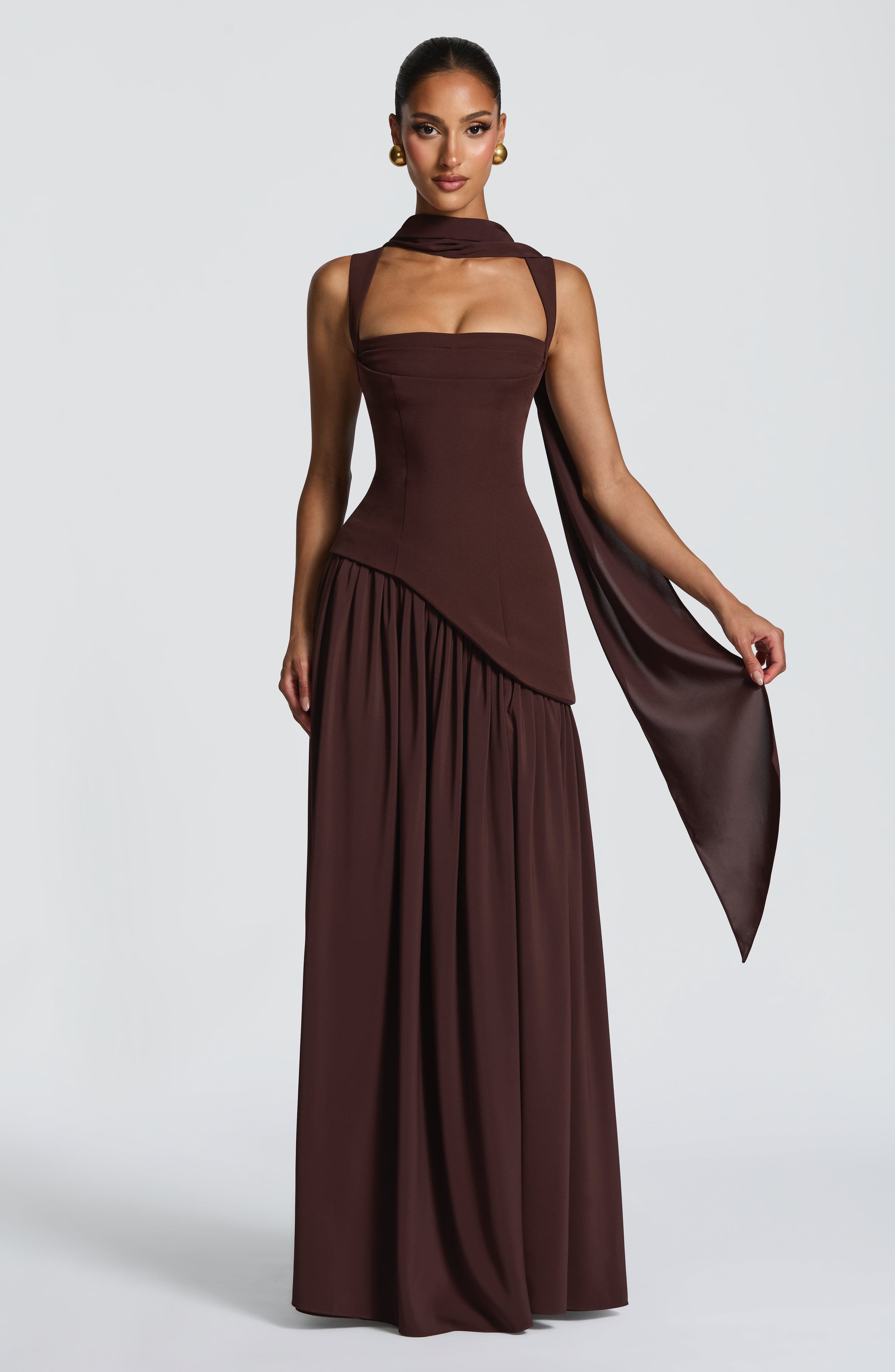Quendrida | Timeless maxi dress with an elegant neckline and tailored fit
