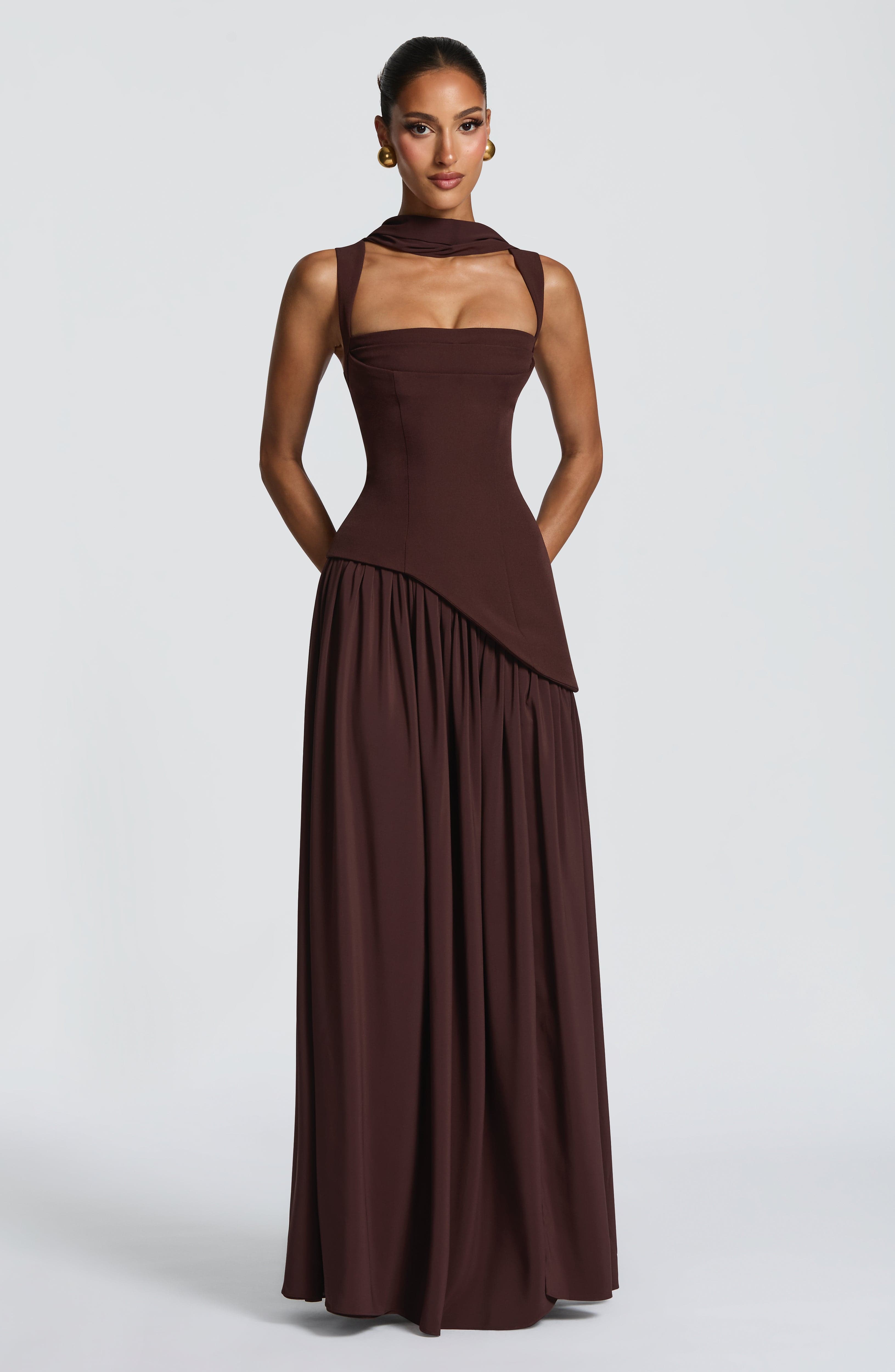 Quendrida | Timeless maxi dress with an elegant neckline and tailored fit